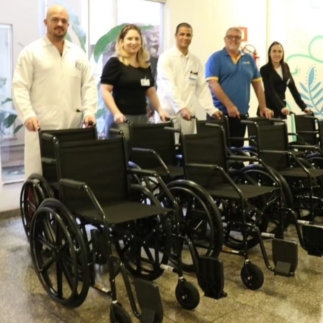 O Rotary Club de Barretos realizou hoje a doação de 10 cadeiras de rodas para a Santa Casa de Miseri...