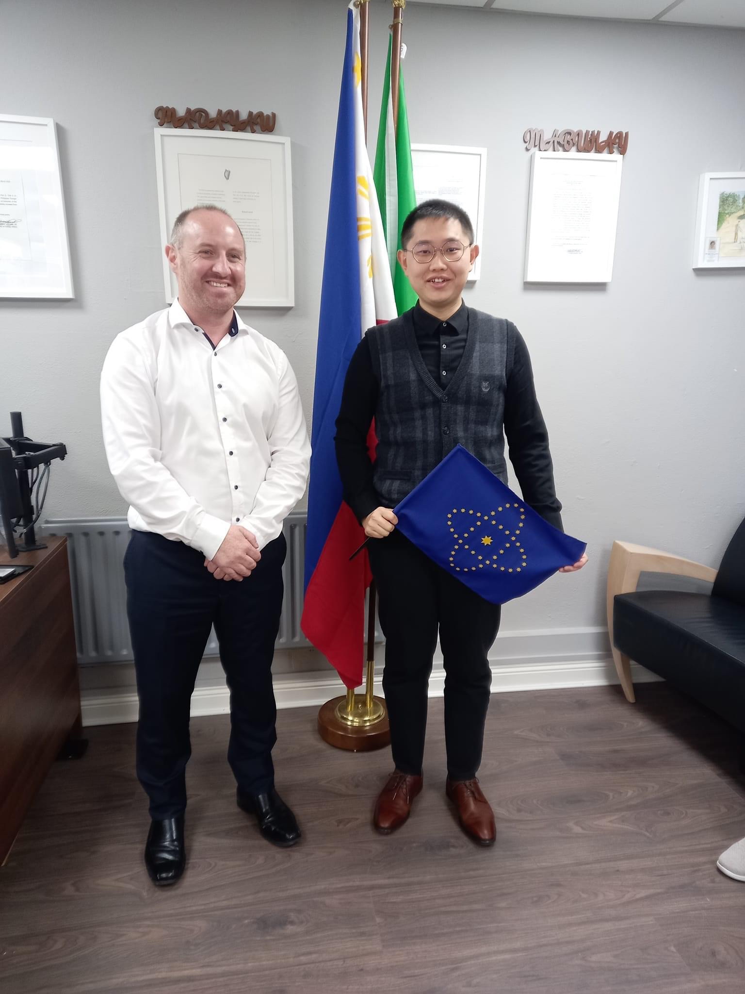 好消息！！！🎉🎉🎉
菲律宾驻爱尔兰领事馆的官方Facebook 帐号发布了Samson手拿新中国联邦国旗和领事的合照！
这是外交战线的一场胜利！
请战友们到帖子下留言支持菲律宾抗击中共！
🇵�...