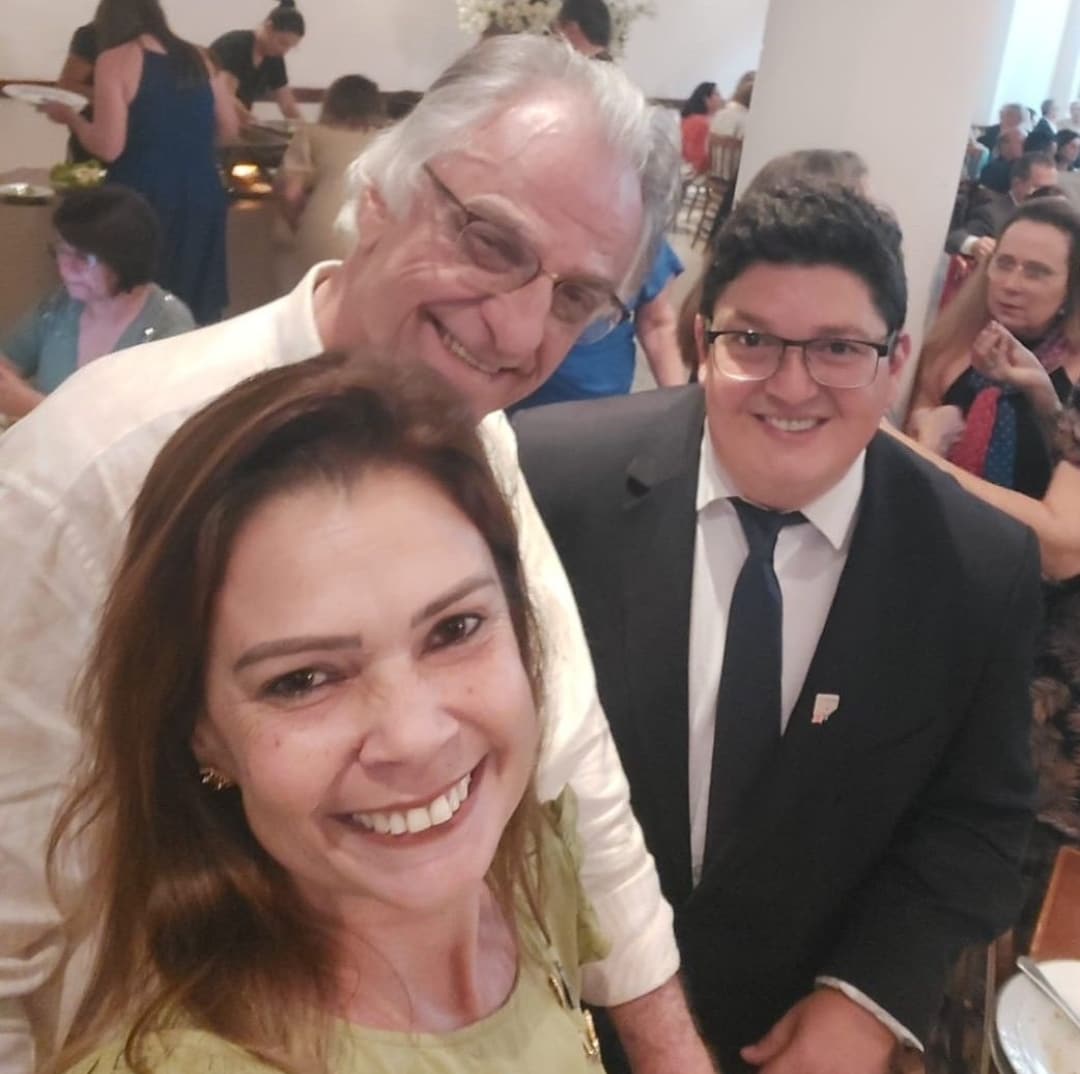 Texto do Rotary Club de Barretos:

Companheirismo com nossos amigos do Rotary Club de Colina na poss...