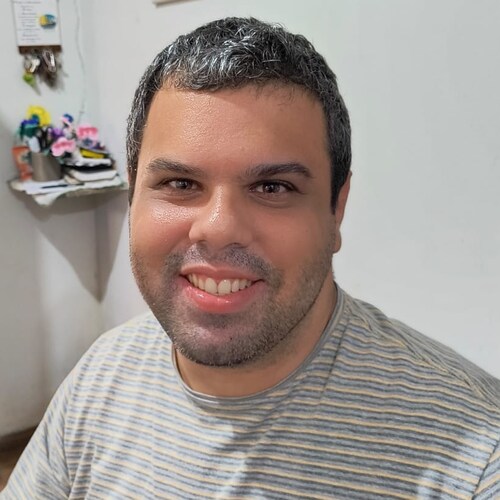 christian and conservative , love cars , guitars , music. I am making a university course , on account science , have a technical degree in administration.
