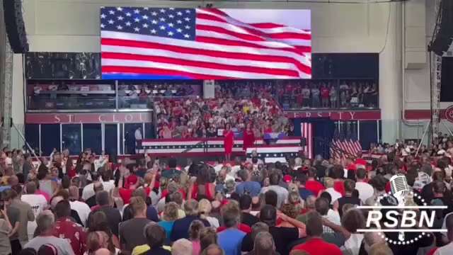 Enormous St. Cloud Crowd Stands For The National Anthem 🇺🇸 At Trump’s Minnesota Rally 
