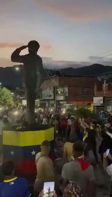 Mais uma estátua de Hugo Chavez sendo derrubada na Venezuela durante as manifestações contra a fraud...