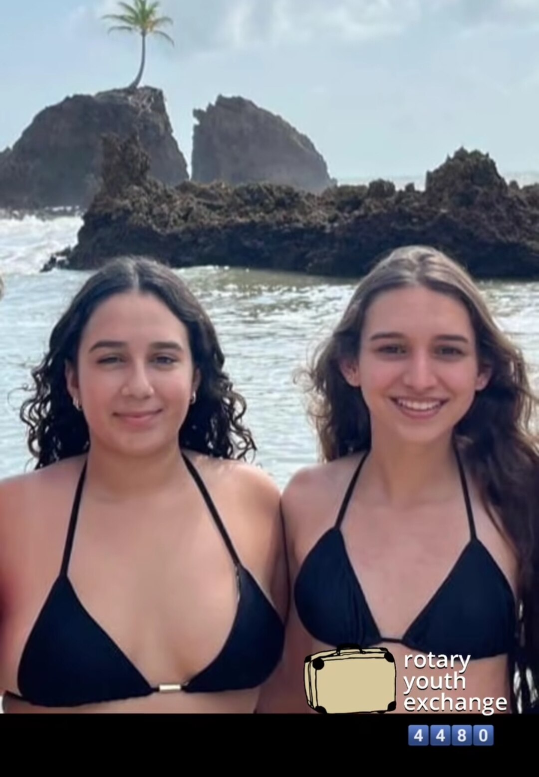 Texto do YEP4480:

Nossa querida Emília, com a sua família hospedeira, junto com a nossa outbound Ma...