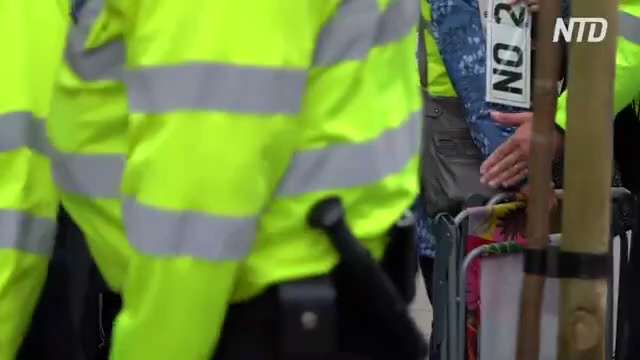 It appears the Muslim Defence League MDL can roam the streets with machetes, hammers and 4x2 lumber ...