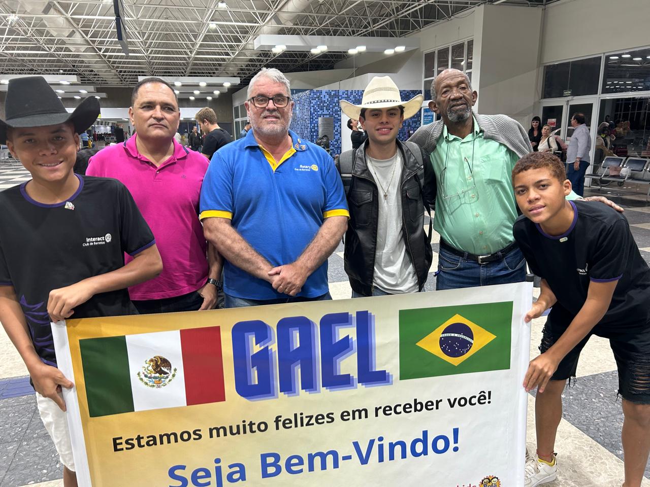 Texto do Rotary Club de Barretos:

Gael desembarca do México direto para a terra do Peão! 

No dia 1...