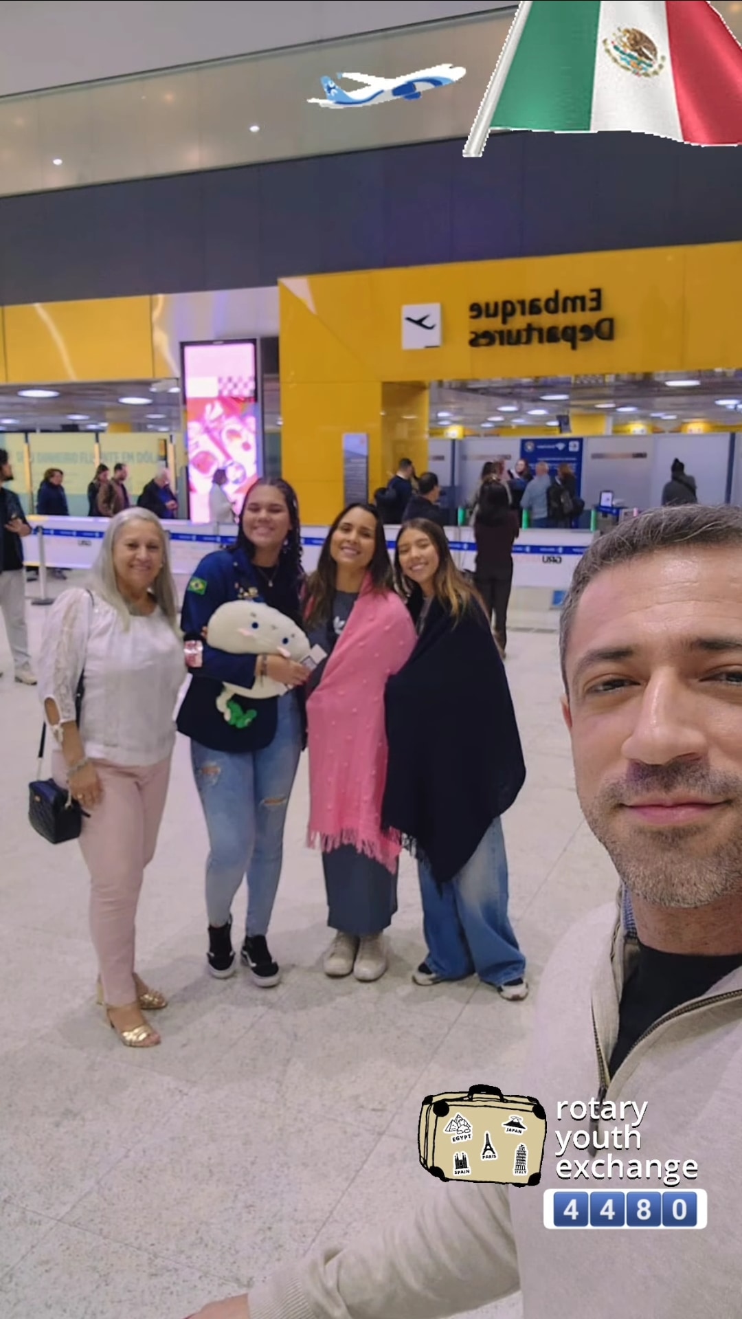 Texto do YEP4480:

Abrindo nosso chegadas e partidas temos o embarque da nossa querida Stefany Santa...