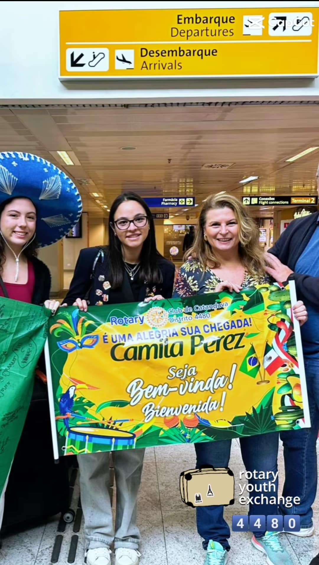 Texto do YEP4480:

Hoje nosso chegadas e partidas está movimentado. Chegou a mexicana Camila, que ir...