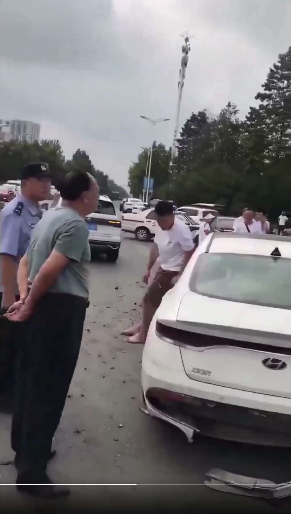 又发生在学校开车撞人

9月19日，江苏 泗洪县 青阳街道山河东路 泗州学校 东侧，一男子驾车先后撞上2辆轿车、3辆非机动车，死伤者躺了一地！官方通报称，2人死亡、1人重伤、3人轻伤，并称31岁男子驾驶轿车时突发疾病，车辆失控。

#墙内真相 #三票先生 
