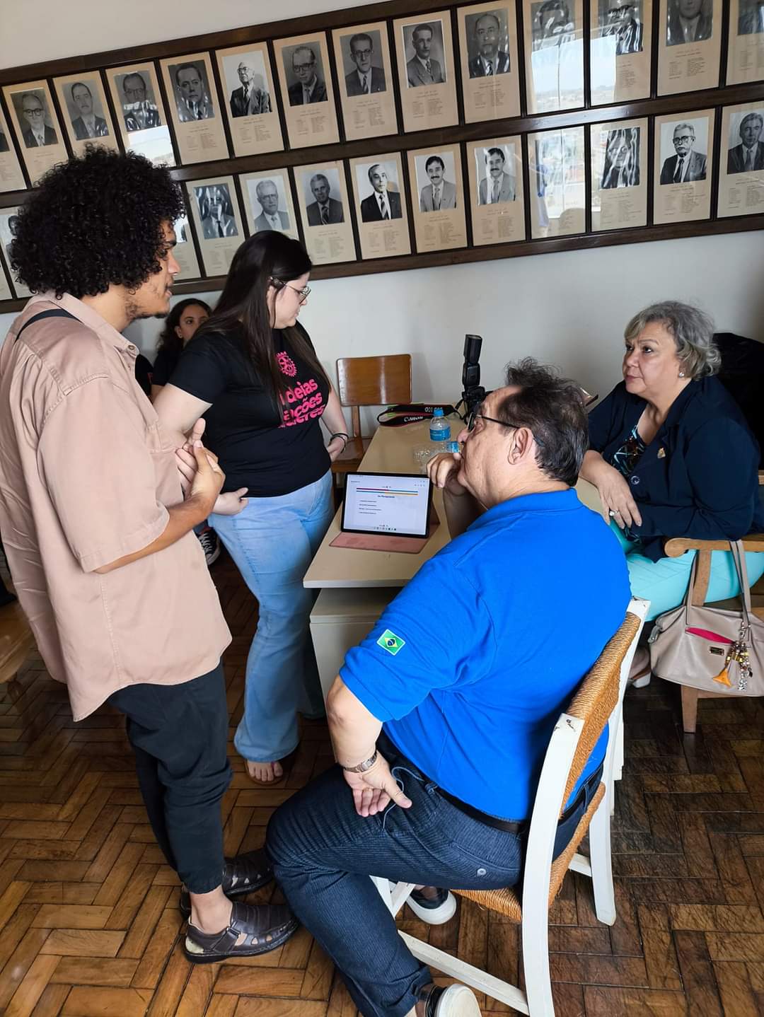 Texto do Gov. Israel Alfonso:

Quer ser um Gov. de Distrito do Rotary International?

Não basta quer...