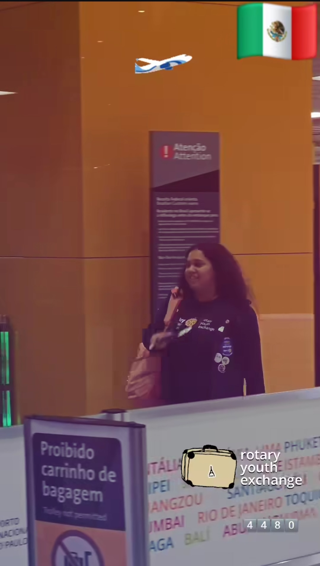 Texto do YEP4480:

Nosso chegadas e partidas de hoje é o embarque da nossa querida Vitória, partindo...