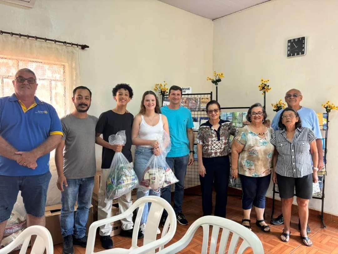 Rotary Club de Barretos entrega alimentos e Itens de Higiene para a Associação Espírita Deus é Luz, ...