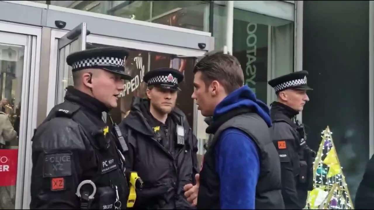 Gene_Smarts on GETTR : RACIAL PROFILING: 🇬🇧 UK

In Manchester, young white men are excluded by police from Arndale Shopping Centre, presumably, t...