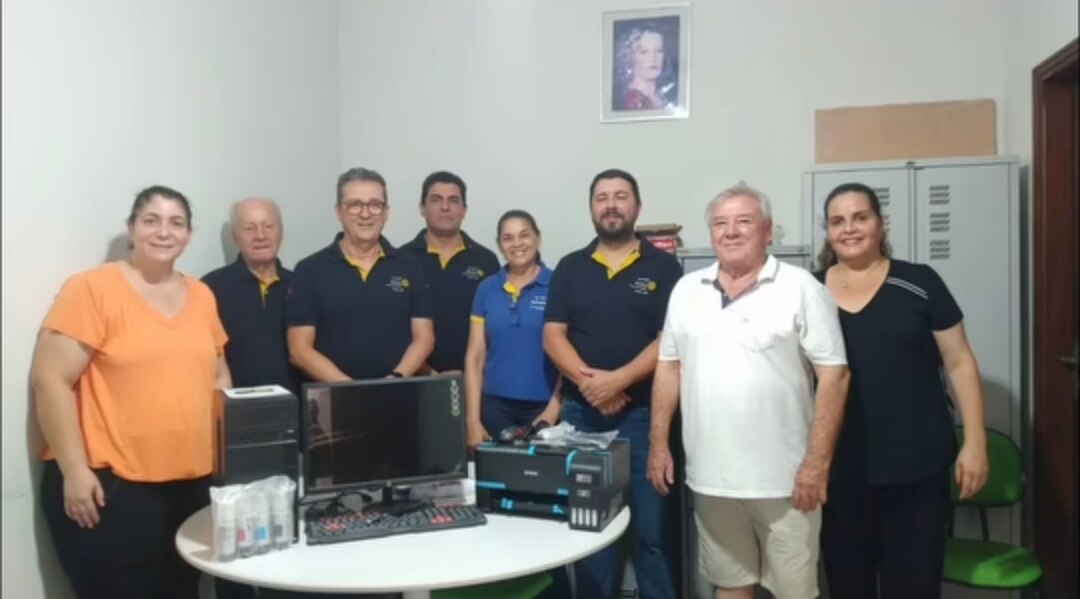 O Rotary Club de Itajobi realiza a entrega de um computador e uma impressora para a Casa Lar. A doaç...