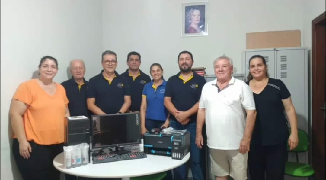 O Rotary Club de Itajobi realiza a entrega de um computador e uma impressora para a Casa Lar. A doaç...