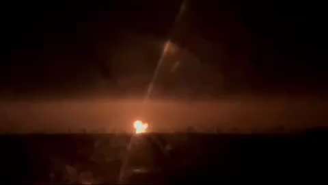 Так всю ніч горіли склади боєприпасів росіян на окупованій Донеччині після атаки дронів. 
Таким чино...