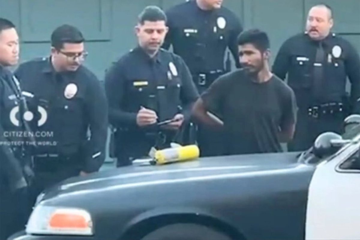 我的天哪😱😱昨天被捕的纵火嫌疑人身上搜出，每个人有 5 部手机和一张联合国预付借记卡……这说明了什么？
