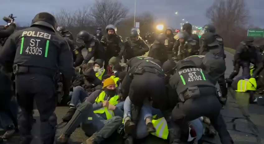 AfD-Parteitag Riesa:
Antifa scheitert bei Versuch,
die Rostocker Straße zu blockieren.
 

