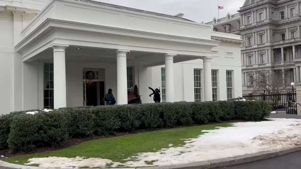 Moving day at the West Wing

http://citizenfreepress.com/
