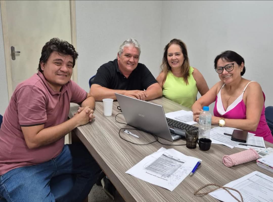 Texto de Cláudia e Lelo Maset:

Reunião para realizar a Planilha orçamentária ano Rotário 2025/26 - ...