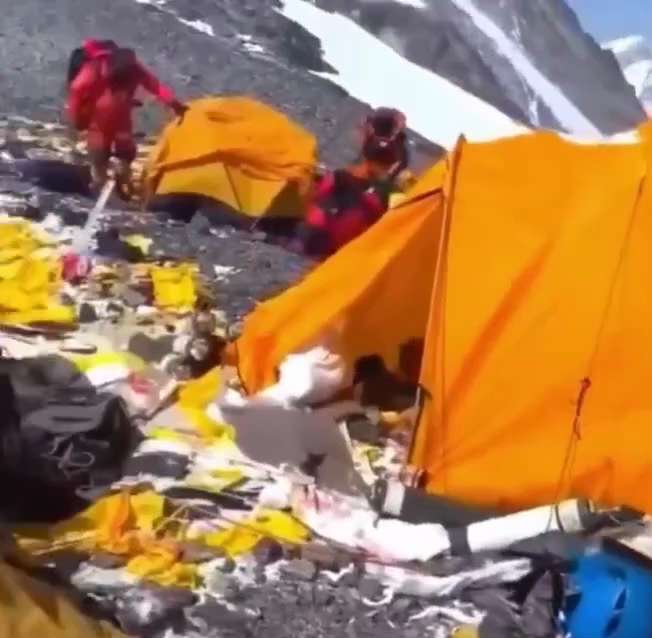 Hast du jemals gesehen, wie die Spitze des Mount Everest aussieht⁉️

Sie verwandelt sich allmählich ...