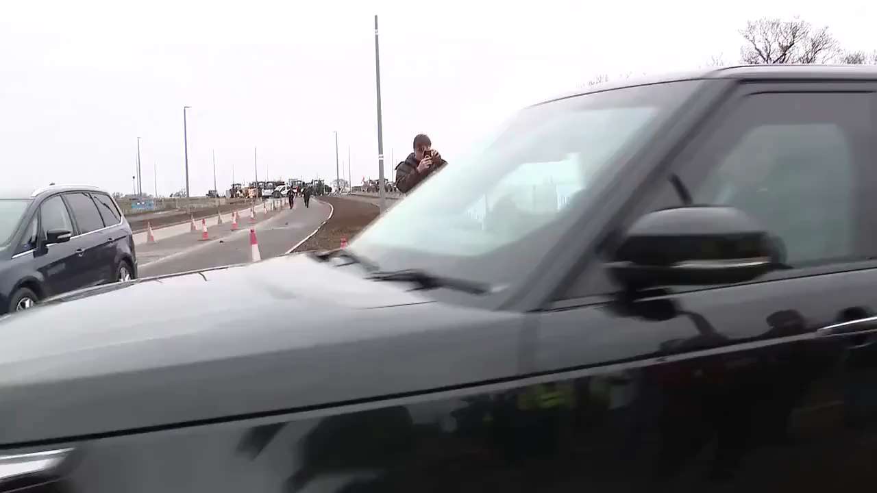 ADMIN POST. 

Keir Starmer's visit to a housing development today is cut short as farmers protests caught up with him, blasting "sandstorm" over his interview and blocking the roads 🔥