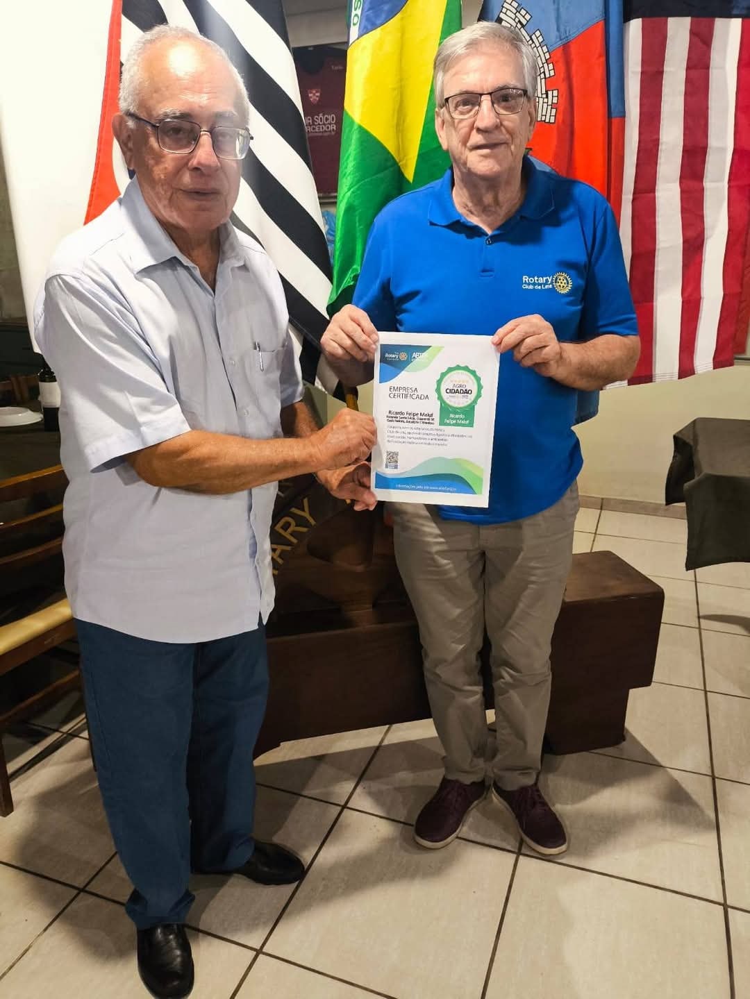 Durante a reunião do Rotary Club de Lins, o Pres. Israel Alfonso prestou homenagem ao companheiro Go...