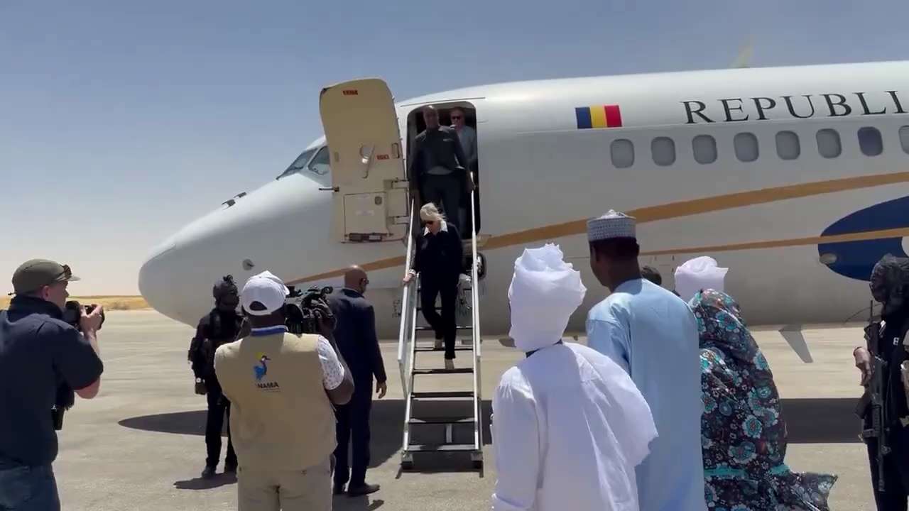 Marine Le Pen vient d’arriver à Amdjarass, où elle rencontrera Mahamat Idriss Déby, Président du Tch...