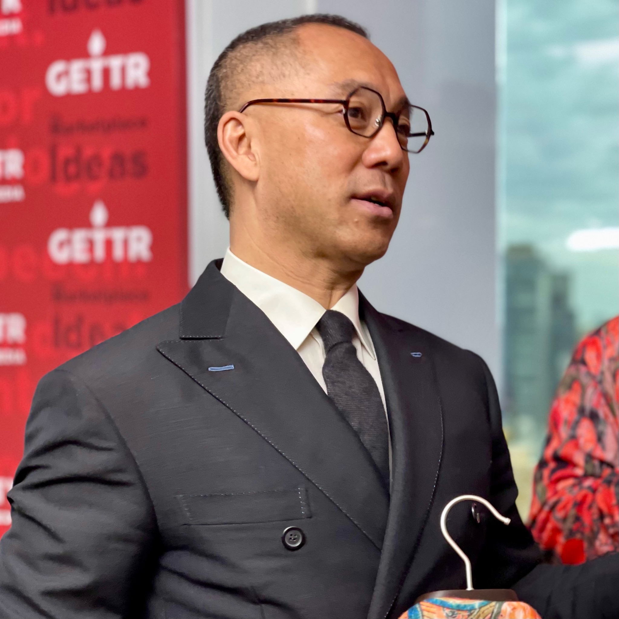 ☎️2025年3月22日郭先生电话☎️今天和战友们聊聊中共。

1949年中共执政之后，一改中华民族不主动挑起战争的个性，发动了对越南，印度等毫无道理的战争。这是源于马克思的共产主义思想传入苏联，孕育出了更加冷酷、更加凶残的变种苏共——列宁和斯大林。当列宁斯大林的思想传入中国，再遇到千年一遇、嗜血成性的魔头——毛泽东，彻底定下了中共的邪恶基调。

郭先生的叔叔是毛泽东最后一任秘书，曾回忆：当毛泽东听闻长春因饥荒饿死了55万人时，他感到非常满意，充满成就感，并大吃红烧肉庆祝。他这种血腥残暴的变态行为，是上天为中国人安排的巨大考验。毛泽东的存在，正是让中国人民亲眼目睹黑暗的深渊，激发出超越这黑暗的力量，最终让中国人觉醒。

习近平崇尚法家和道家。习家虽然信佛教，但行法家治国，行道家养生以及为他父亲修坟。为习近平算命的人曾说：有个意想不到的人克他。习对此深信不疑，这导致他身边好几个秘书莫名其妙地消失。后来，曾庆红跟习说，“克你的人就是郭文贵”。这句话把郭先生害得不轻。

习的身体、实力、想法以及团队都比大家想象中强悍，中共历史上，毛泽东最强悍，习近平第二，但是习在军队遇到了阻力。他敢抓苗华已经是混不吝了，抓一百个何卫东都无关痛痒。

习近平的两大硬伤是：
1.身体随时可能崩溃
2.对美国极度恐惧

具体而言，对美国的恐惧是：
1.美国执行金融制裁  
2.美国执行高端军事打击 

最恐惧的是崛起的新中国联邦
