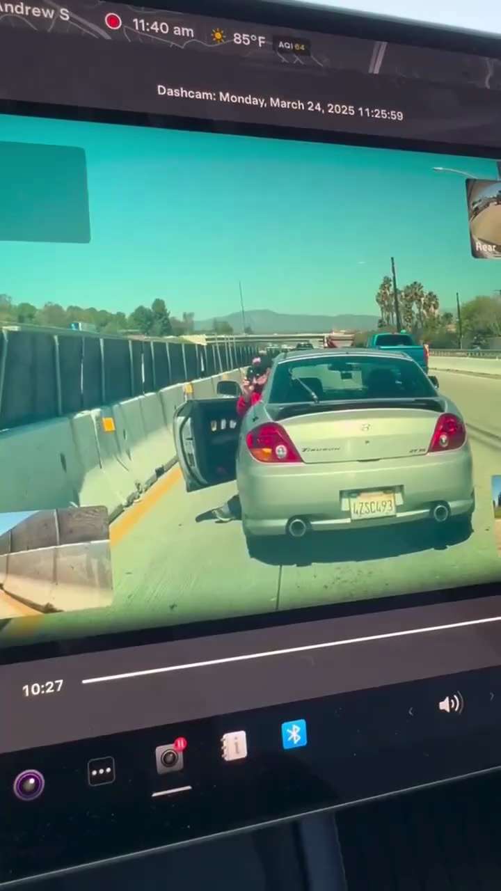 ๐จ๐ฅMan stops his car in the middle of the freeway to harass a Tesla Cybertruck owner before trying to back up into him.
The incident took place yesterday in California.
"He pulls over and then he just stops his car in the middle of traffic. And then look, he just gets out and starts recording me."
Video: #dannymartinez87 / TT