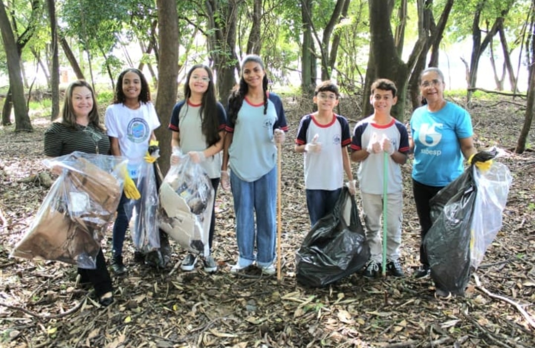 Texto do Rotary Club de Lins - Norte:

Nossos dedicados companheiros, Fernando, Wagner e Joelita, pa...
