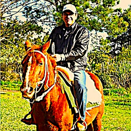 Advogado, Católico, Conservador. Defensor da Pátria, da Familia, da Propriedade Privada, da Liberdade de Expressão, inimigo de todos os "ismos".