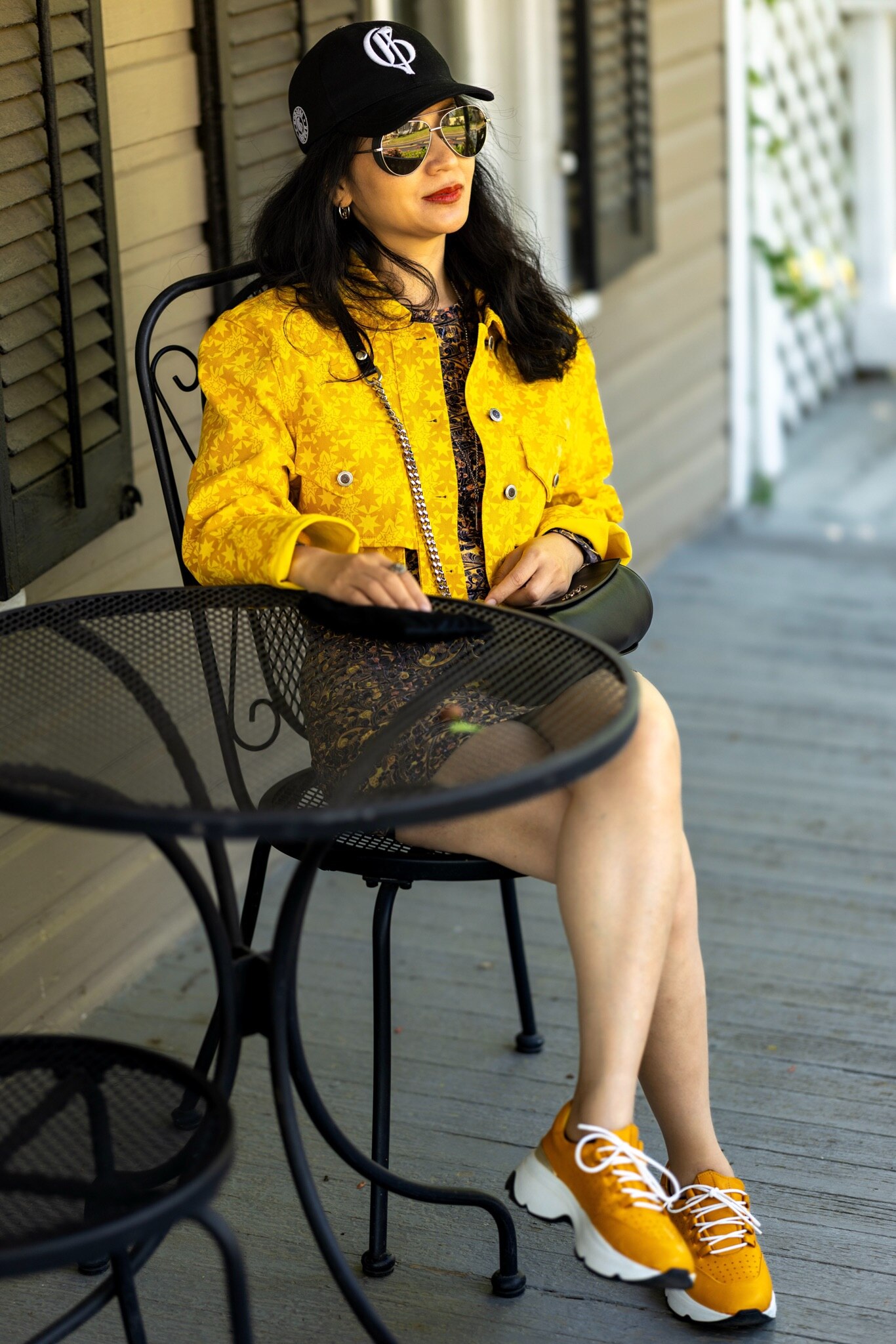 在这个春意盎然的午后，走进花园咖啡的静谧角落，让淡淡的花香伴随着醇香的咖啡馥郁升腾。阳光透过繁茂的枝叶洒下，柔和地映照着繁花似锦的景致，仿佛整个世界都在为这份优雅时光庆贺！
世界如此纷扰，唯有新中国联...