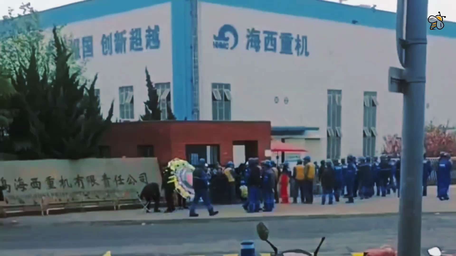 青岛海西重机的一名工人因长期加班猝死后，死者年迈的父母连续十七天在海西重机门口讨说法。

据死者家属透露，海西重机没有为其缴纳社保。

地点：山东-青岛
时间：4月18日——5月2日
