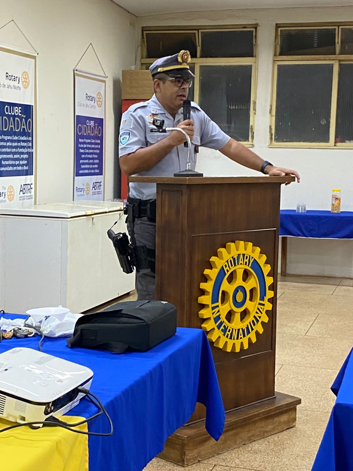 O Rotary Club de Jahu - Centro recebeu nessa quarta-feira dia 07/05 o Comandante da Polícia Rodoviár...