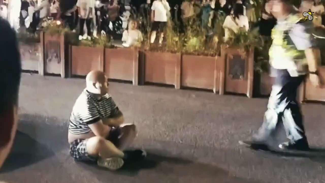 「四川宜宾：数百三轮车主围堵运管车抗议生计被断（2025.05.08）」“啥子阻碍交通哦，这是老百姓的自由，这是老百姓的土地，没得老百姓有你们吗？“一名抗议的女士对警察说。
周四晚间，数百名载客三轮车...