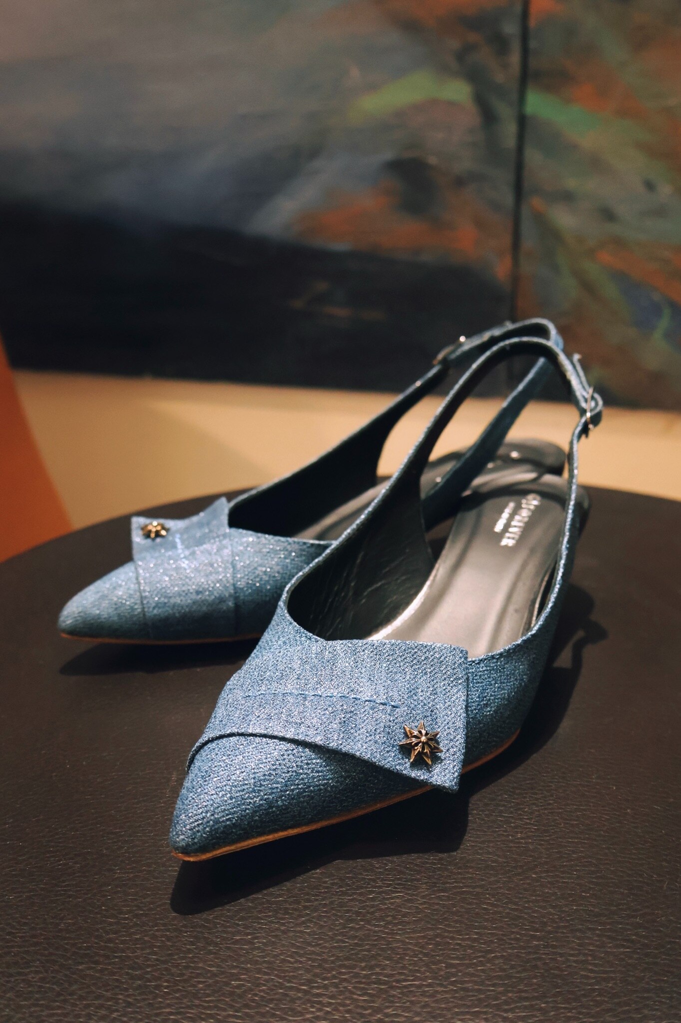 G|Forever 旅行者蓝调牛仔凉鞋 💙💙💙

我愿称它为：「最想打包进旅行箱的夏日凉鞋」。
它的颜色，真的太让人心动——
那种一看就想拍照的牛仔蓝，清新中带点文艺，又透着自由的气息。
鞋面采...