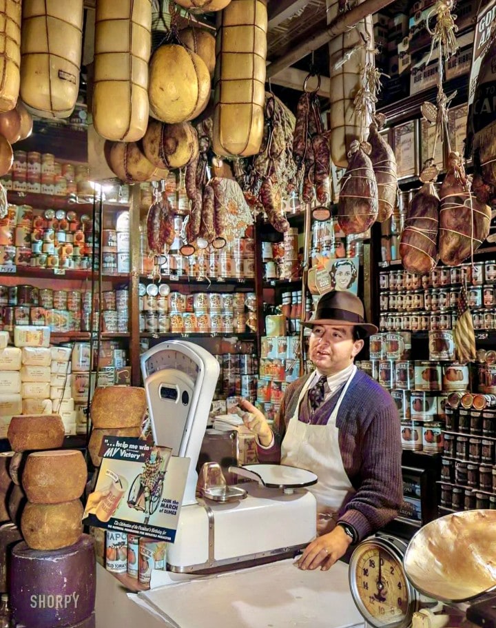 #1940s
A colorized photo of an #Italian grocery store owned by the #Ronga brothers on #MulberryStreet, New York, 1943