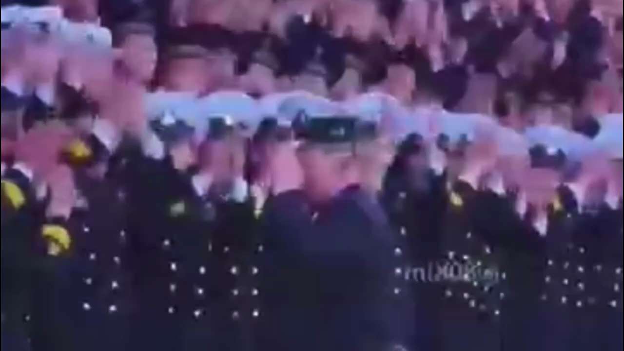 平时看也不明显啊，有帽子这么一比，金三胖司令官脑袋比战士们大这么多😯😯😯