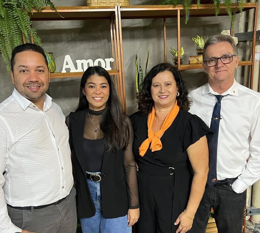 Mensagem Oficial:

Nós, Oliver Humberto de Oliveira e Thais de Oliveira, respectivamente Pres. do Ro...