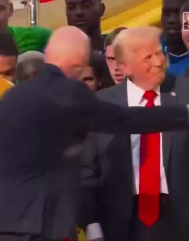 美国人真不看足球。
但昨晚，足球在美国涨粉了。

帕尔默：“他在做什么”
里斯·詹姆斯：“你要离开吗？”
川总：“我要和我的切尔西Boy一起庆祝。”

懂王果然很懂，足球运动是人民的运动，要和人民打成...