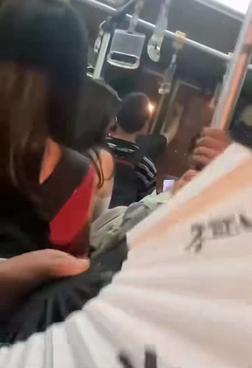 墙内“打破那扇窗”事件还在发酵‼️💥
7月11日，西宁机场摆渡车司机下车后未开车门，乘客被关在摆渡车里20分钟，闷热难耐有人晕倒，乘客将车门玻璃砸碎通风！
车里连孩子都在说把窗户砸开，这是个好现象，...