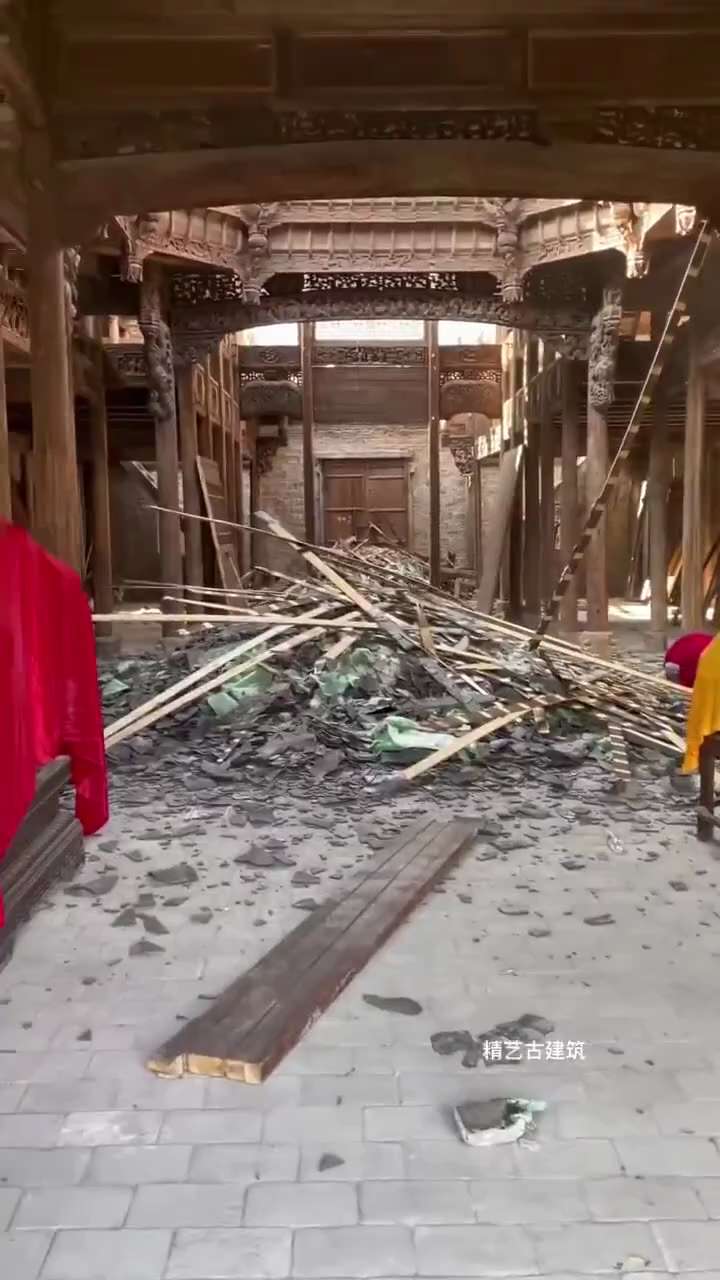 🔥墙内消息：中国的 #古代建筑 就这样一栋栋被毁！

网友：太可惜了，几百年，永不倒的房，现在钢筋水泥的都保不那么多年。

北京城墙也被拆毁。中共把历史、美的东西都毁了。

来源：SoundOfHo...