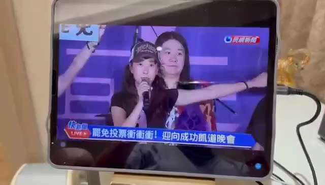 来自银河系CEOJudy姐的留言：＂昨晚在台灣總統府前有十萬人站出來，特別是海外同胞，因為我也是從香港搬回台灣！感受特別強烈！天佑台灣！＂听完把我感动的直掉泪！真诚真实，希望台湾永远保持原来的台湾，我...