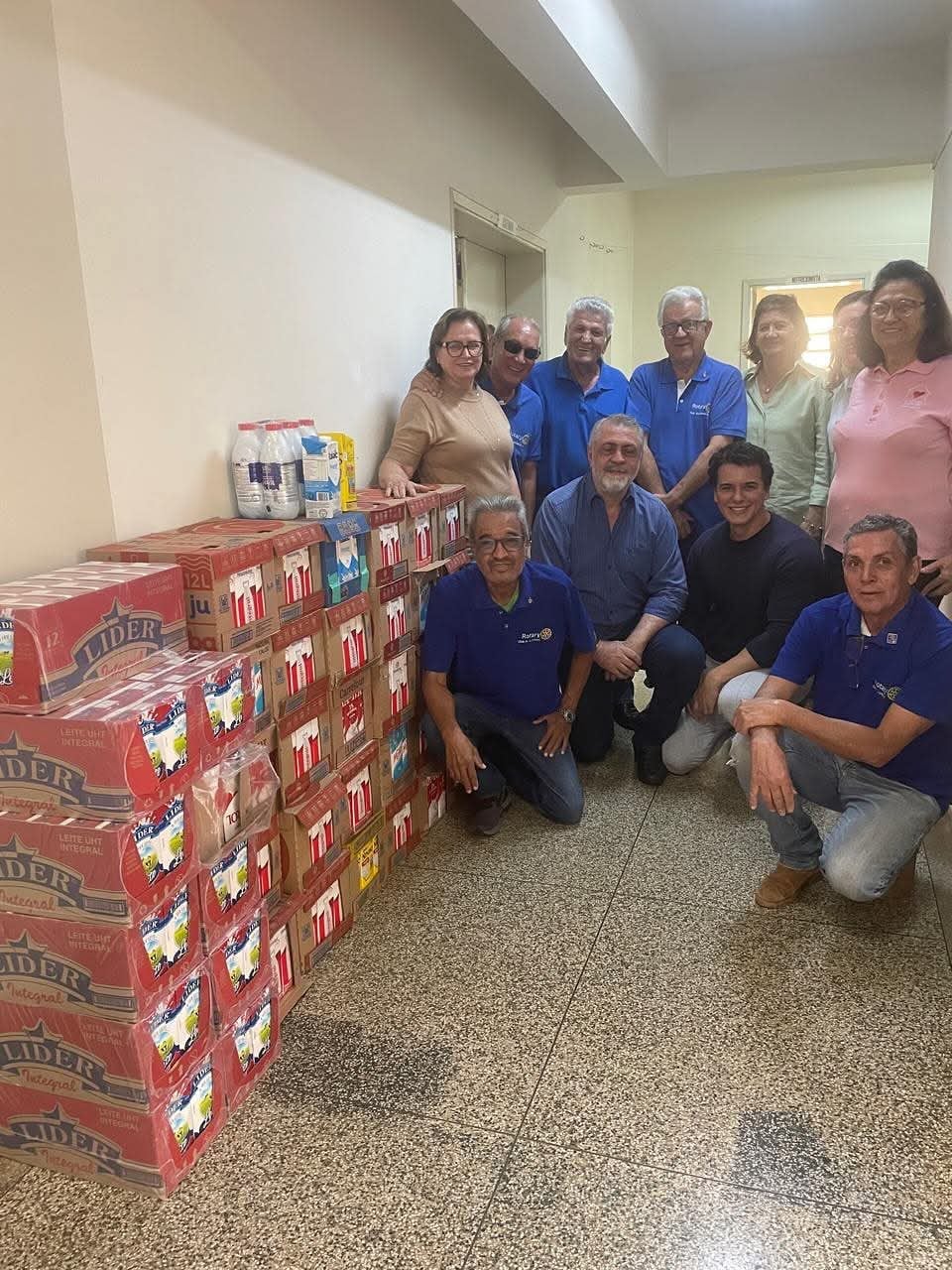 O Rotary Club de Auriflama realizou duas importantes entregas de leite, fruto da arrecadação promovi...
