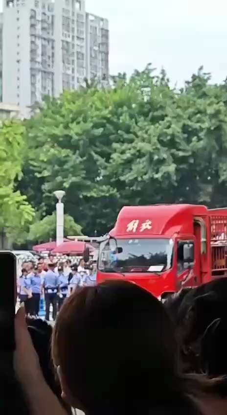 四川江油 霸凌事件

因为被霸凌学生父母没有同意协商结果，就出通告了，家长们去政府要说法，当地出动大量特警车，被霸凌者母亲聋哑，父亲不识字，直接引起了公愤…
江油市政府门前被抓捕的市民们被装进运猪车运...