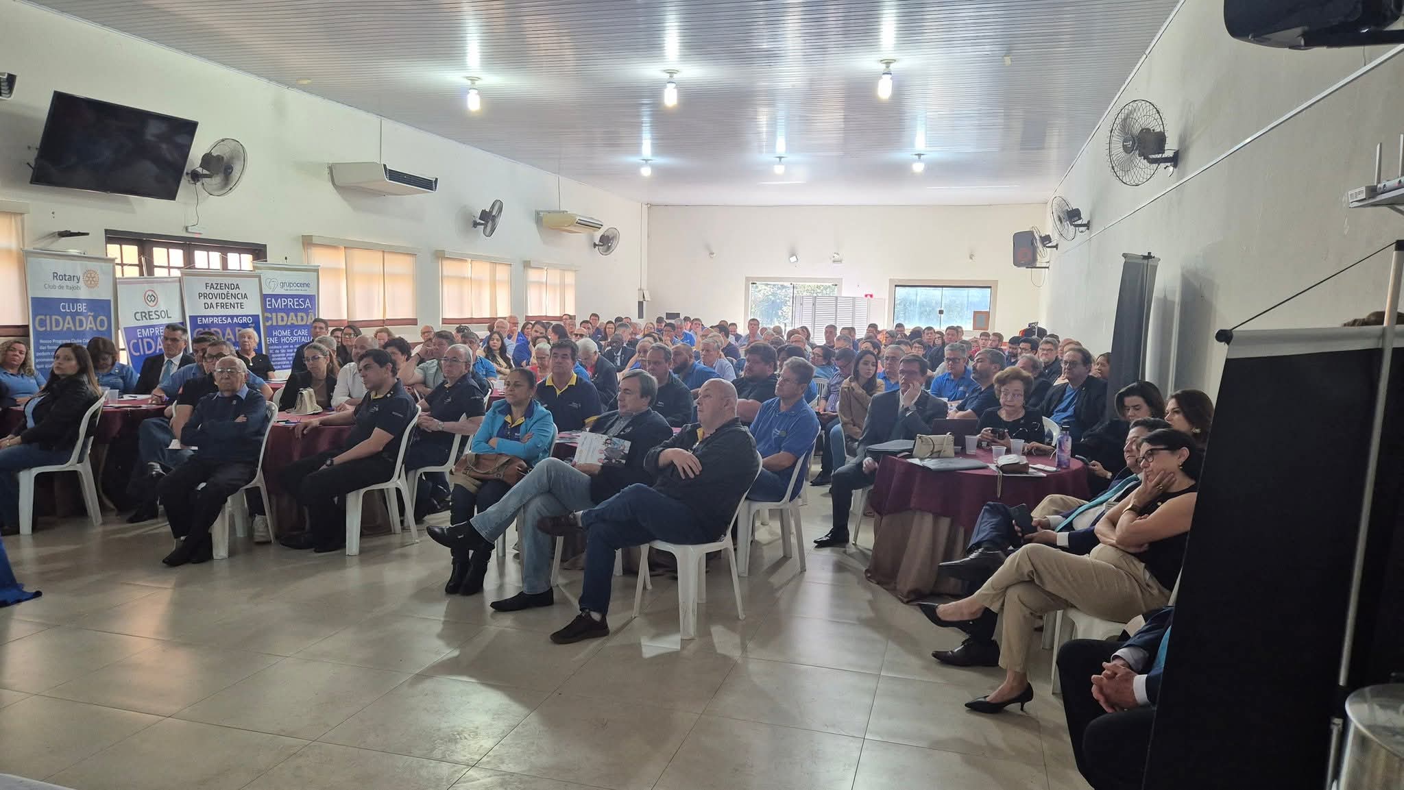 Texto do Gov. Lelo Maset

Hoje Monte Aprazível foi palco do Seminário Fundação Rotaria e ABTRF  
Rec...