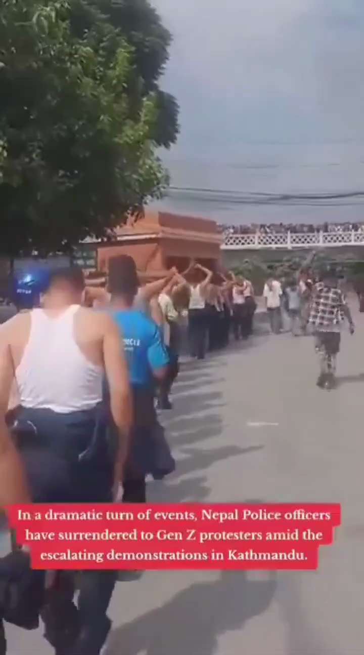 9月10日，加德满都。
尼泊尔警察集体向 Z 世代抗议者们缴械投降。
