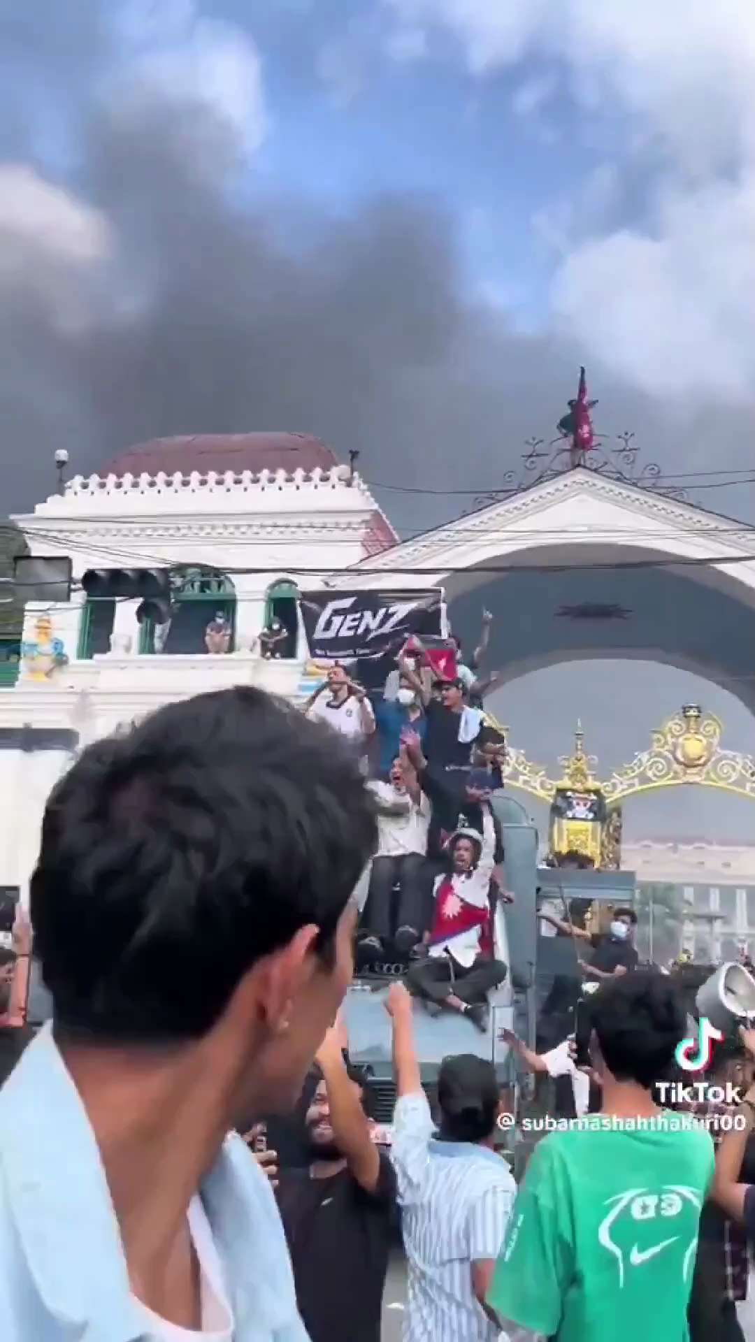 9月10日，尼泊尔年轻人将海贼王旗帜悬挂在尼泊尔政府总部狮宫的金色大门上，并打出 “Z世代”旗帜
