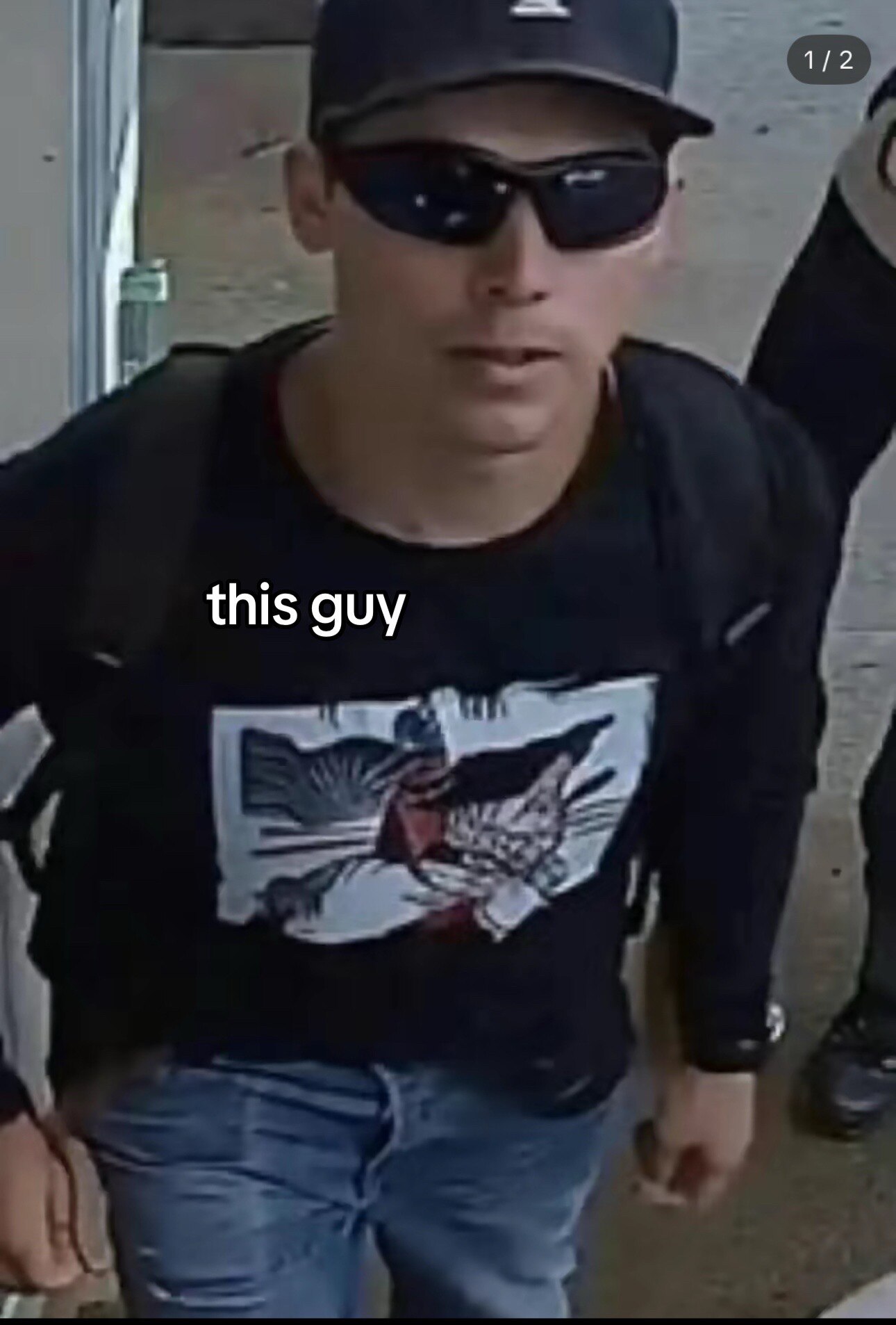 @stevebannon Ummm, are these two different people?