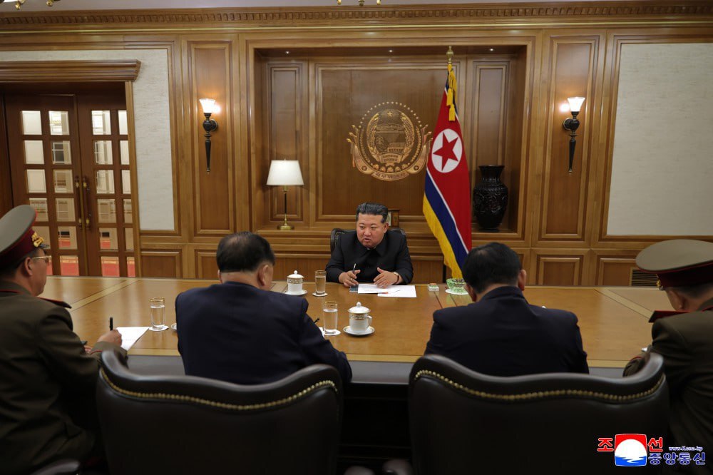 💥 🇰🇵 金正恩为核技术发展注入新动力。9月26日，朝鲜领导人金正恩与核工业领域的科学家和技术专家举行会议，讨论了增产核材料和核武器的计划。金正恩高度评价了国家在增强潜力方面取得的工作成果和进展...